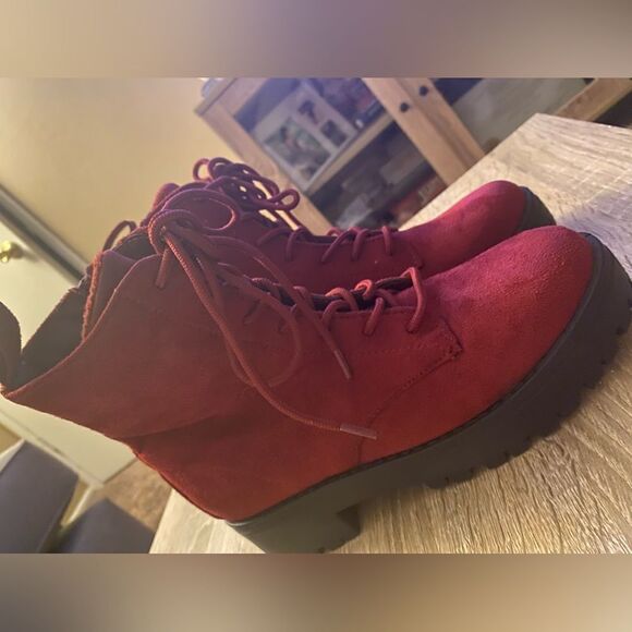 Rouge size 6 red velvet side zip lace front lug sole comfy ankle boots EUC - Picture 8 of 16